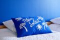 Coussin plein soleil dans la chambre bleue